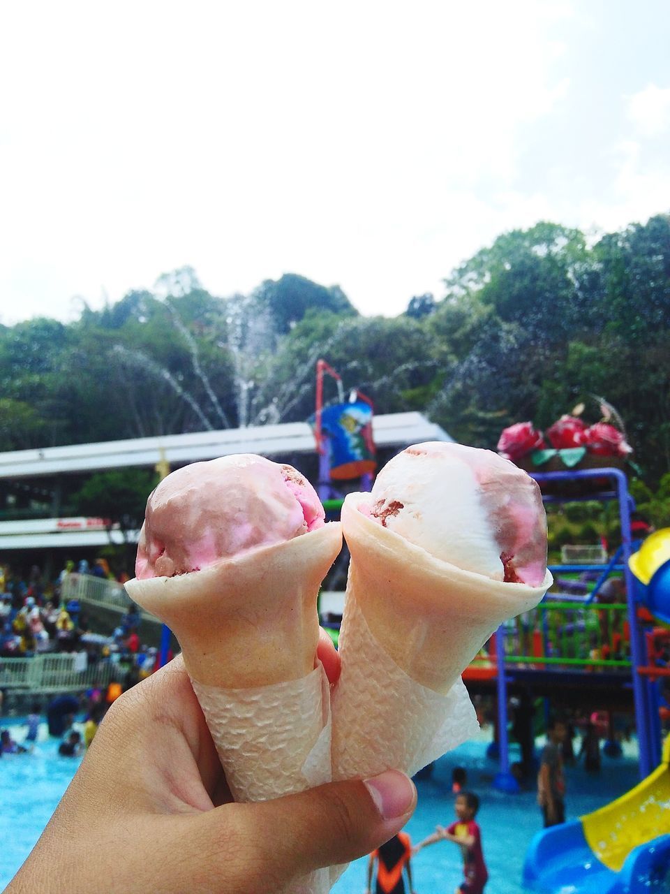 CLOSE-UP OF HAND HOLDING ICE CREAM