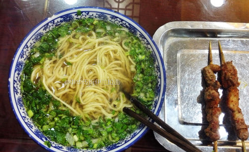 Close-up of noodles in bowl on table