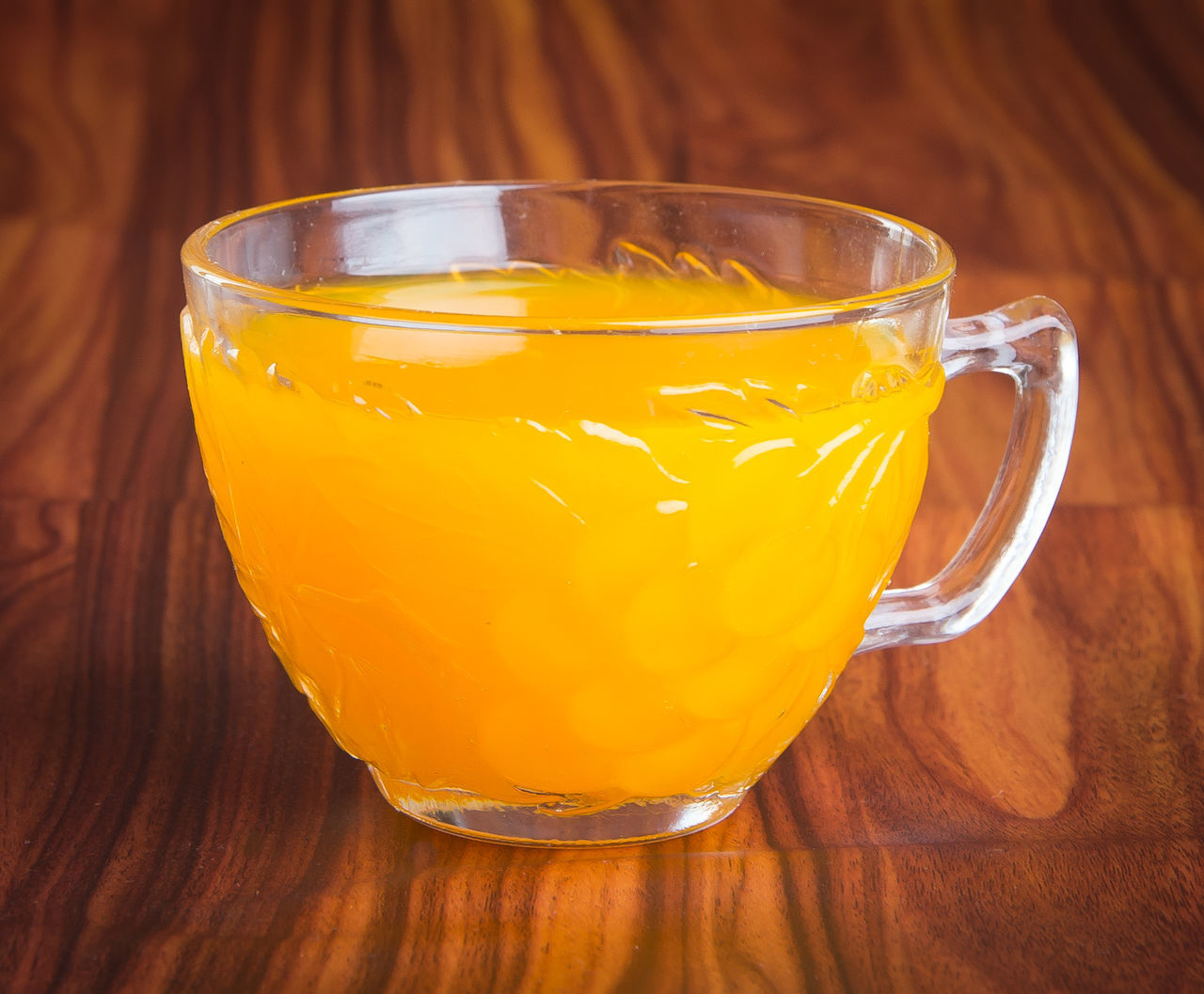 CLOSE-UP OF ORANGE JUICE ON TABLE