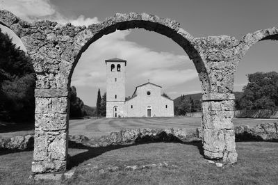 Old ruins of building against sky