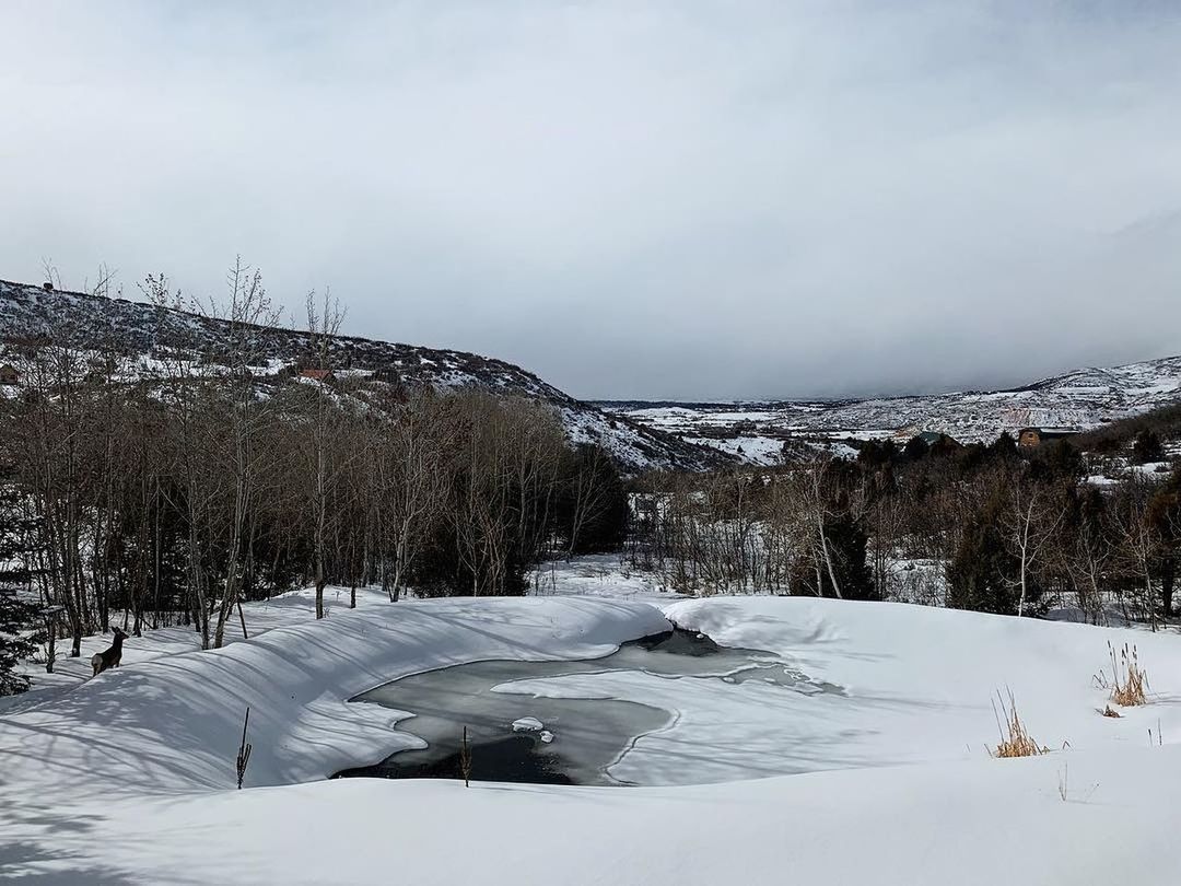 SCENIC VIEW OF SNOW COVERED MOUNTAIN AGAINST SKY