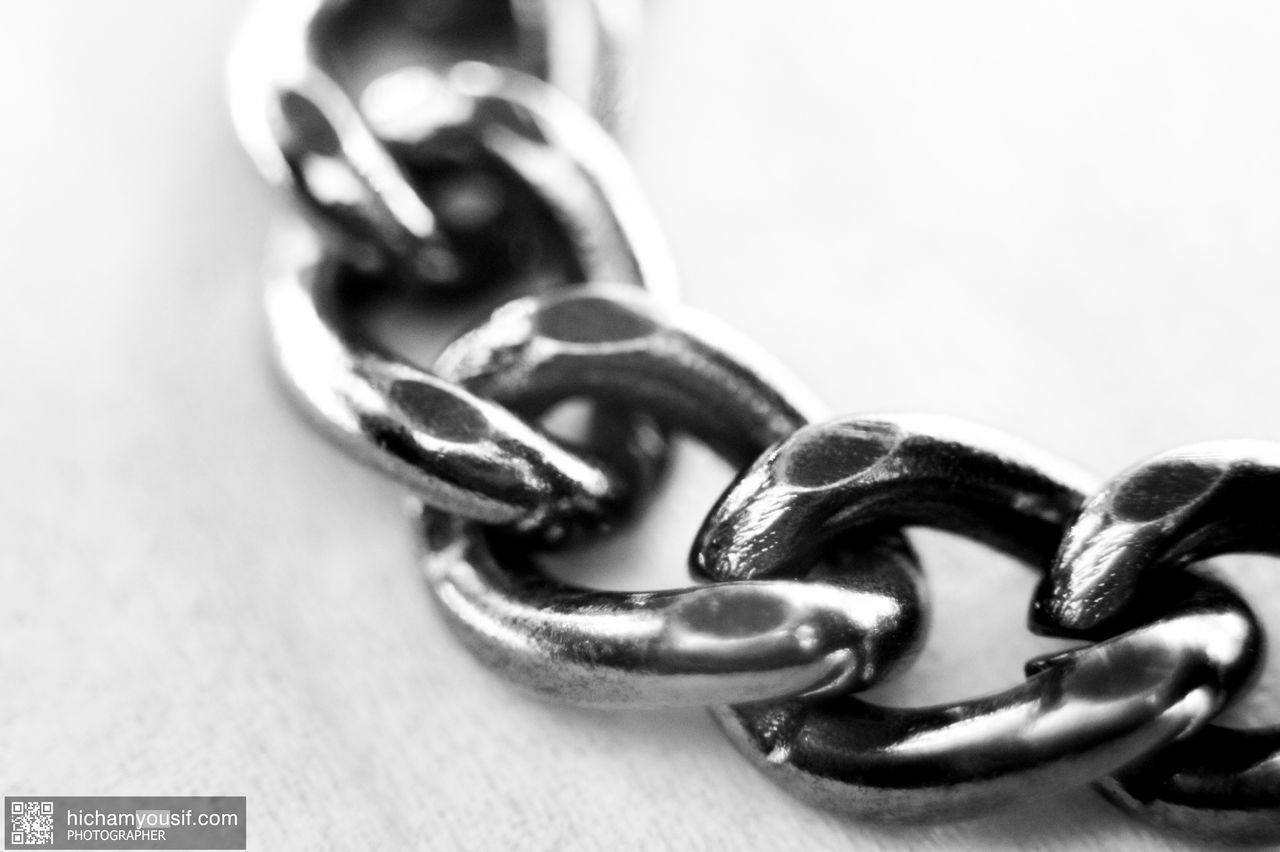 CLOSE-UP OF CHAIN AND METAL