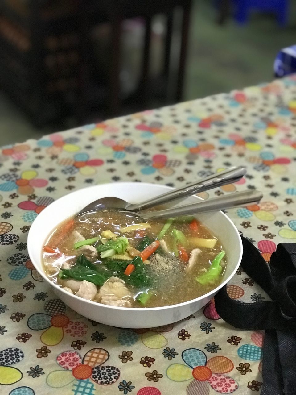 HIGH ANGLE VIEW OF SOUP IN BOWL ON TABLE