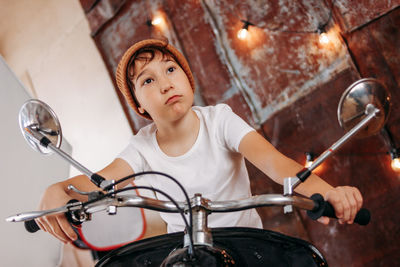 Full length of woman holding bicycle