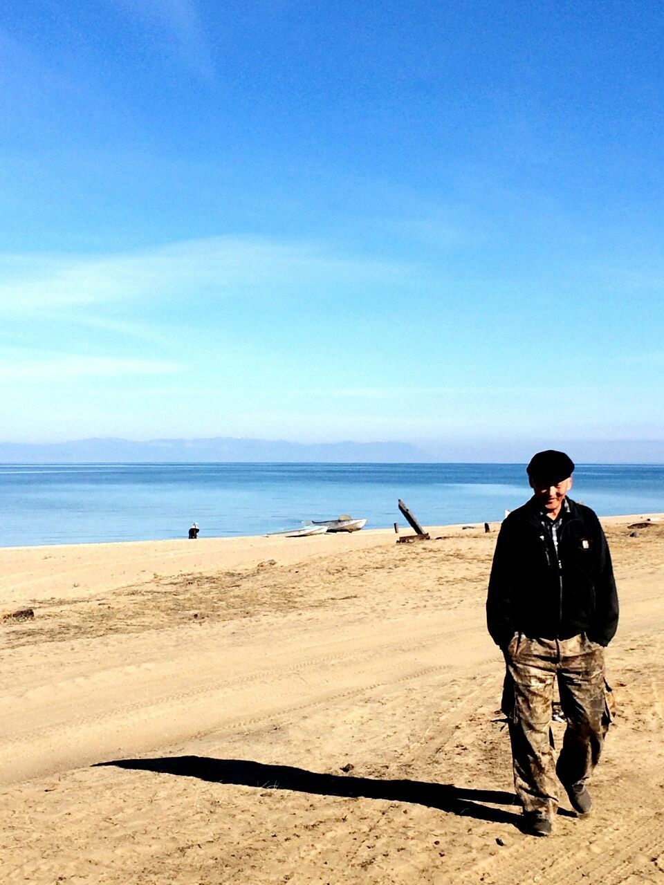 beach, sea, shore, lifestyles, full length, leisure activity, sand, horizon over water, casual clothing, rear view, water, childhood, sky, boys, person, elementary age, vacations, standing