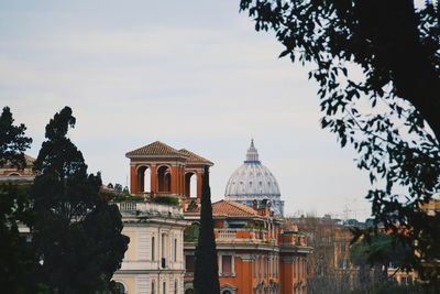 St peter basilica against sky