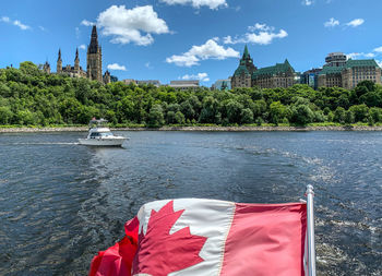 Boat cruising on the ottawa river