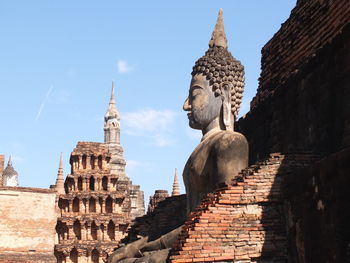 Statue of historic building against sky