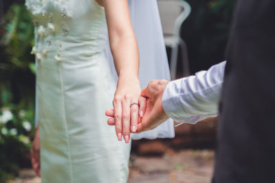 Bouquet in bride's hand happy in the wedding day.