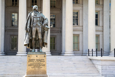 Statue of statues in city building