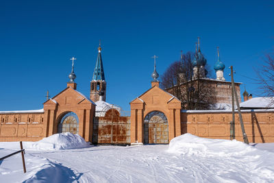 Annunciation cathedral in the village of dunilovo, ivanovo region on a sunny winter day, russia.