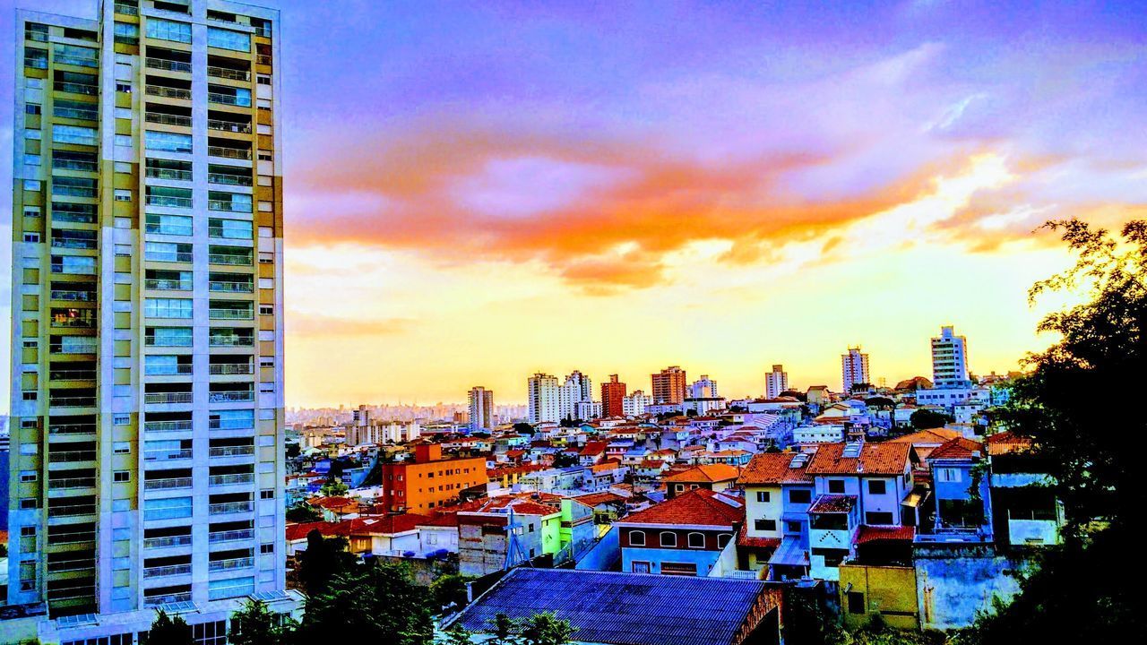 VIEW OF CITYSCAPE AT SUNSET