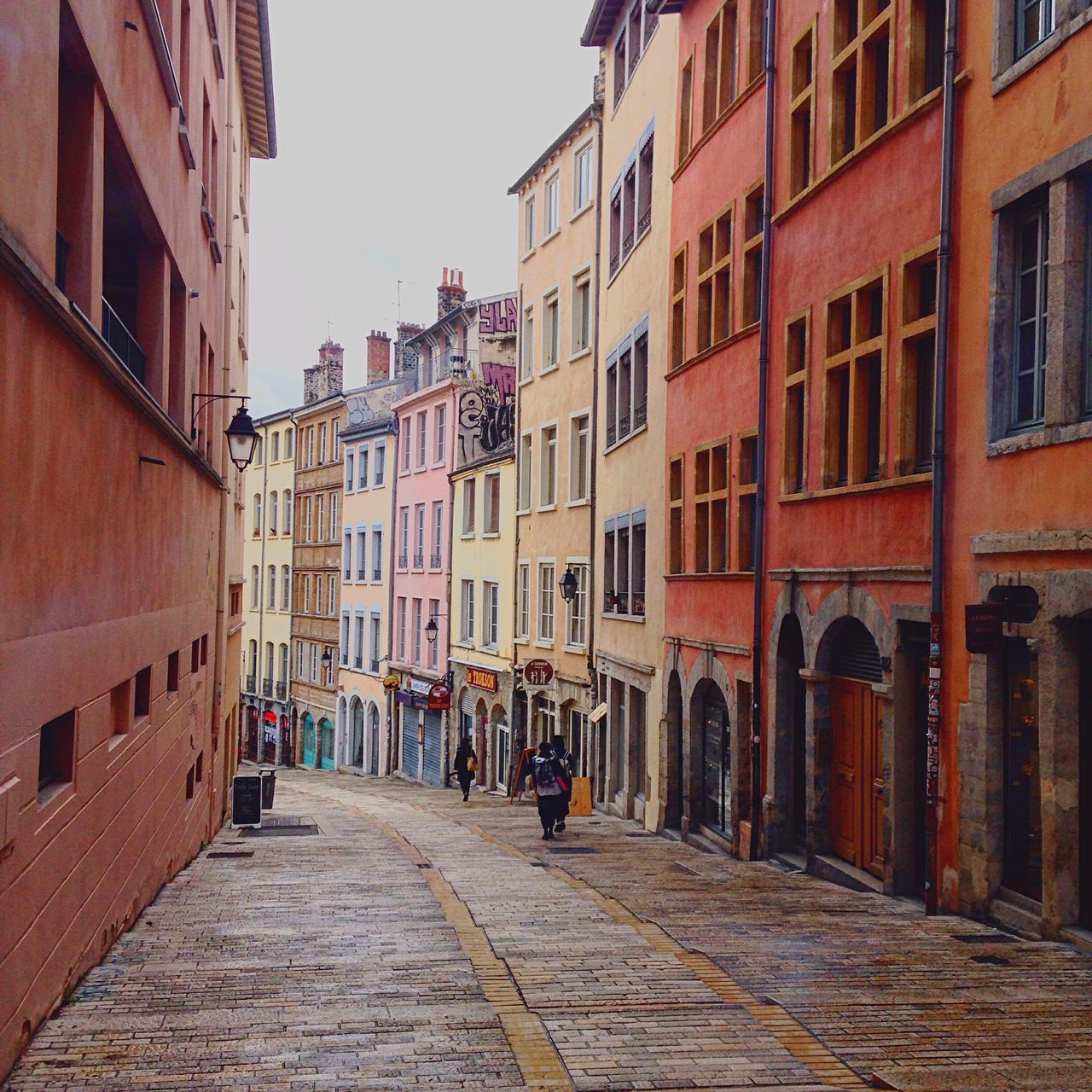 architecture, building exterior, built structure, the way forward, street, cobblestone, residential building, residential structure, alley, diminishing perspective, city, narrow, building, vanishing point, walkway, town, outdoors, house, day, footpath