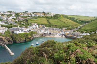 View of the idyllic cornish fishing village of port isaac