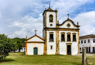 Old historic church surrounded by colonial houses in the famous and bucolic city of paraty 