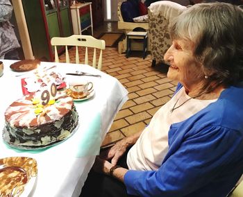Midsection of woman sitting on table