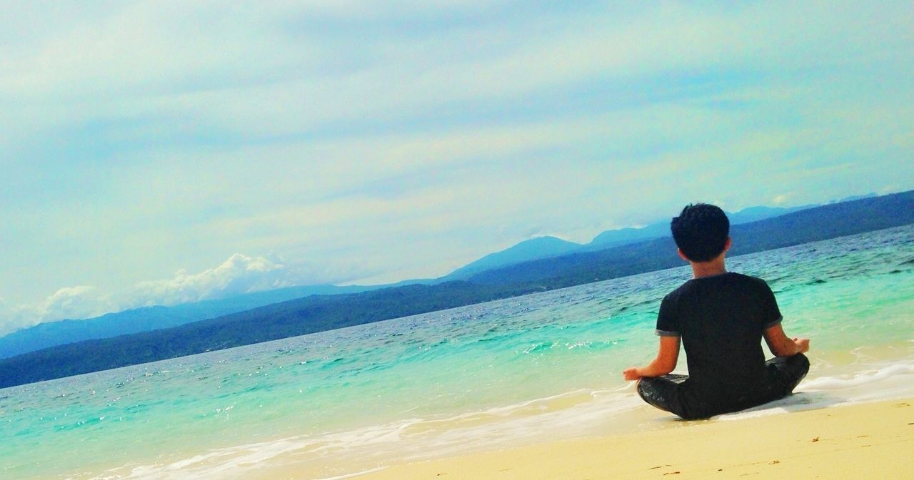 sea, lifestyles, leisure activity, water, full length, beach, sky, rear view, beauty in nature, shore, tranquil scene, tranquility, scenics, casual clothing, vacations, nature, mountain, sand