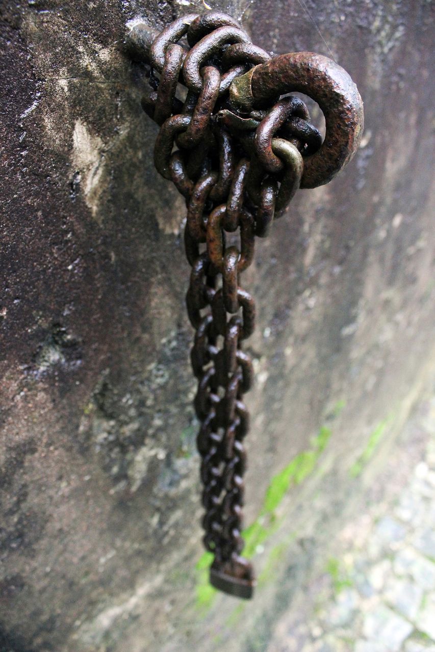 HIGH ANGLE VIEW OF CHAIN ON METAL