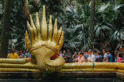 Statue of people by palm trees