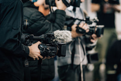 Public live event media coverage, television cameras at a press conference