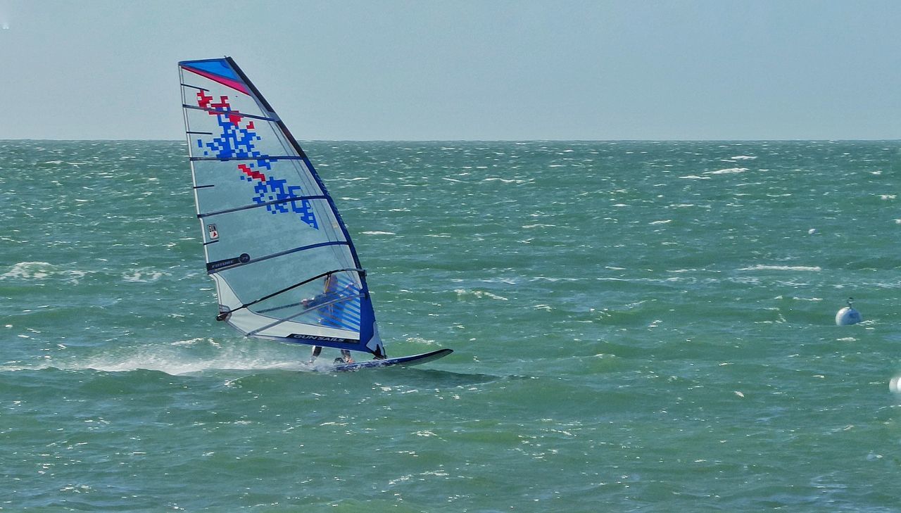 water, sea, horizon over water, horizon, beauty in nature, sport, sky, real people, windsurfing, scenics - nature, motion, waterfront, aquatic sport, nature, leisure activity, lifestyles, adventure, day, outdoors, skill