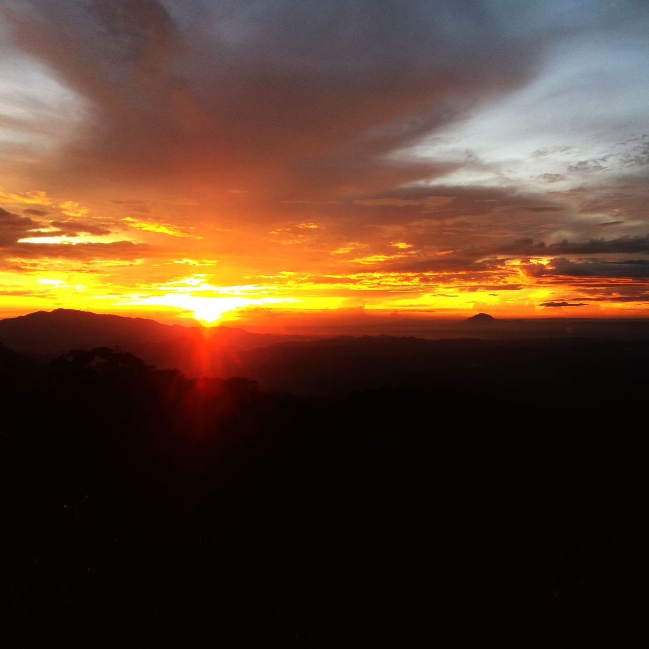 sunset, scenics, tranquil scene, beauty in nature, orange color, tranquility, sky, silhouette, sun, idyllic, cloud - sky, landscape, nature, mountain, dramatic sky, majestic, cloud, sunlight, sunbeam, atmospheric mood