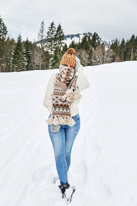 Winter portrait of a young woman. winter clothes, snow.