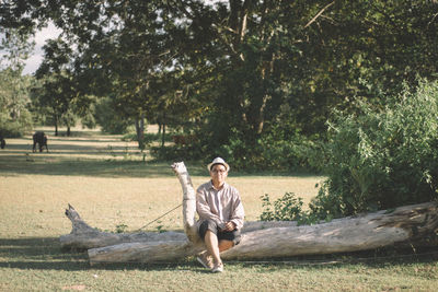 Portrait of a woman sitting on grassland