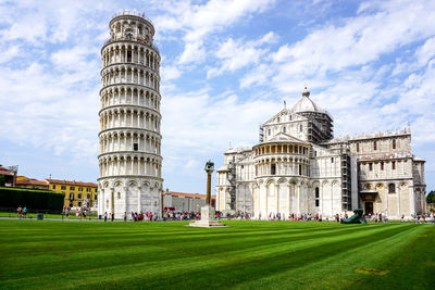 Leaning tower of pisa and cathedral against sky