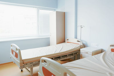 Modern hospital room. hospital bed in clean and modern hospital. interior of empty hospital ward.