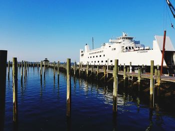 P.t. barnum ship docked in new york