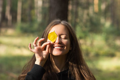 Young woman holding fruit