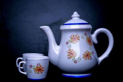 White, printed tea cups and pot 