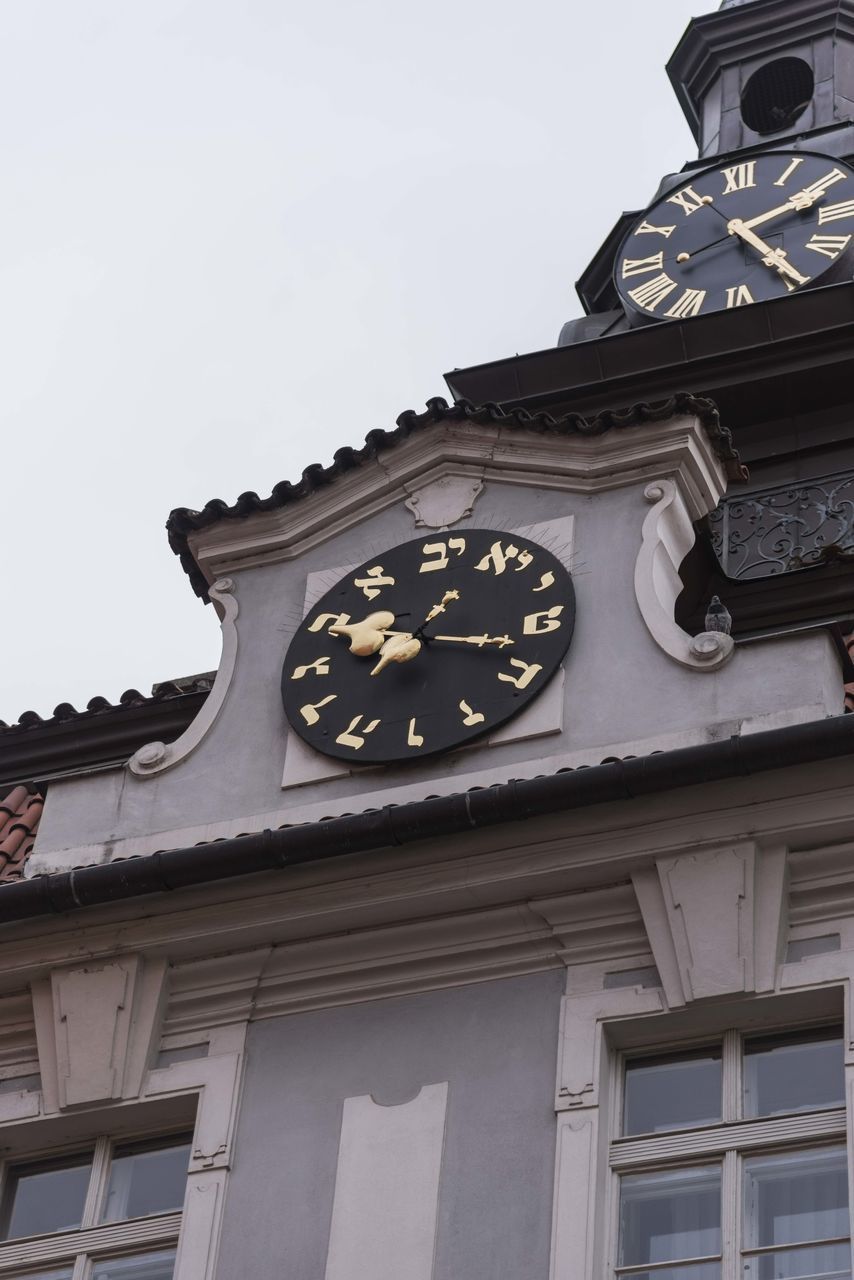 LOW ANGLE VIEW OF CLOCK TOWER ON BUILDING AGAINST SKY