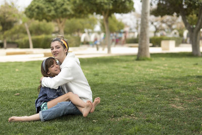 Full length of mother and daughter on grass