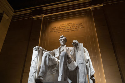 Abraham lincoln memorial statue at night