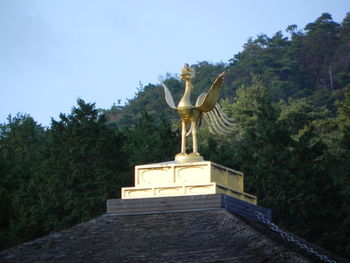 Statue against sky