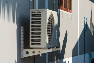 Air conditioner against building