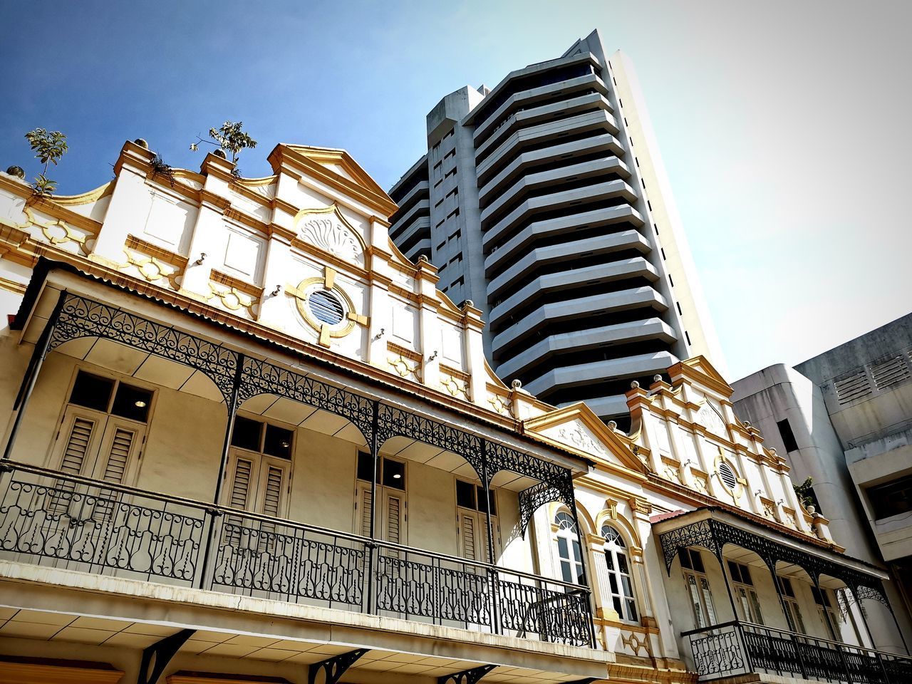 LOW ANGLE VIEW OF BUILDING AGAINST CLEAR SKY