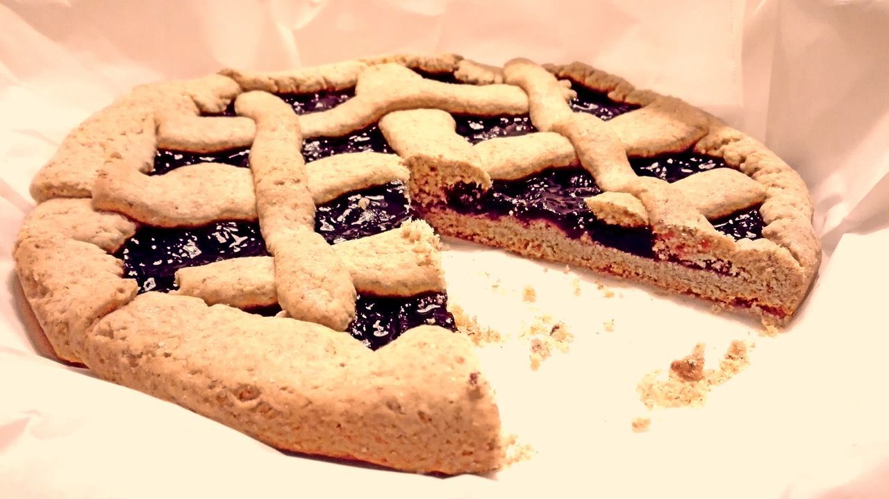 CLOSE-UP OF BREAD WITH CHOCOLATE CAKE