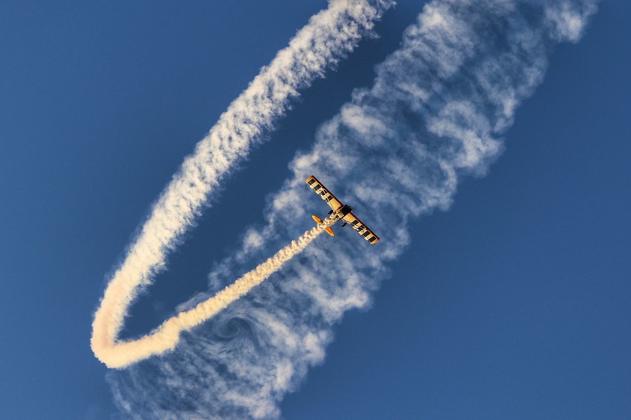 vapor trail, sky, on the move, air vehicle, low angle view, flying, mode of transportation, transportation, airplane, cloud - sky, smoke - physical structure, motion, blue, airshow, nature, day, no people, cooperation, mid-air, teamwork, outdoors, plane, aerobatics