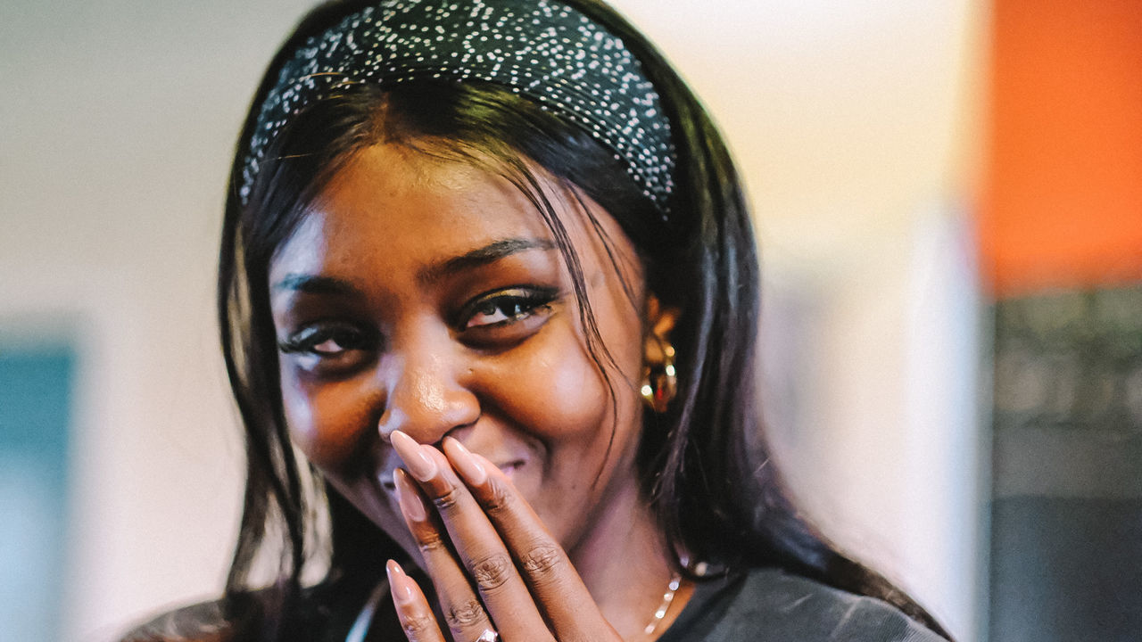 PORTRAIT OF YOUNG WOMAN SMILING