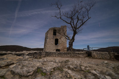 Old ruin building against sky