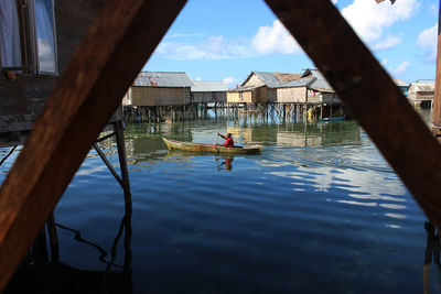 The bajo fishermen who ride the boat