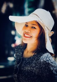 Portrait of smiling young woman in hat