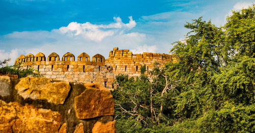 Old ruin building against sky