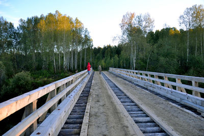 Footbridge leading to bridge