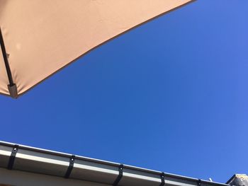 Low angle view of clear blue sky on sunny day