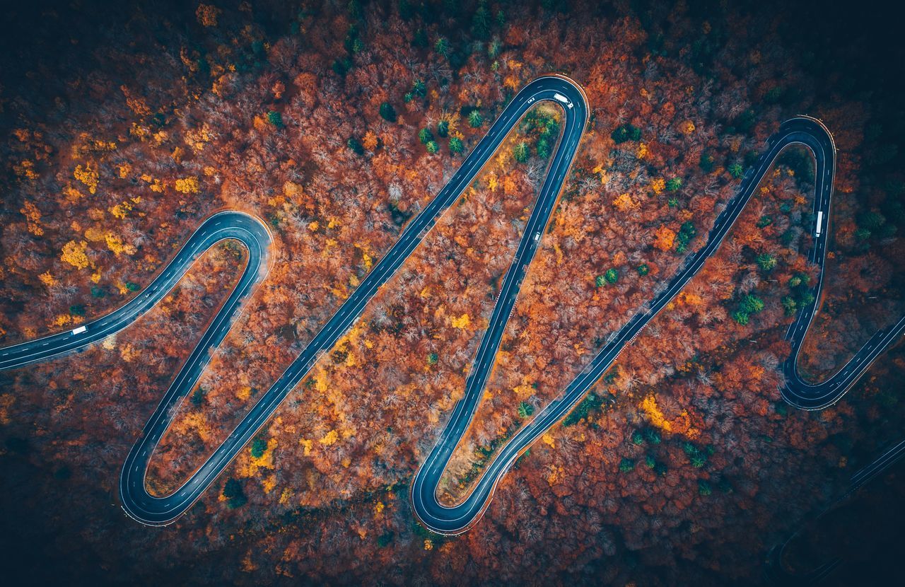 HIGH ANGLE VIEW OF ORANGE METAL ON TABLE