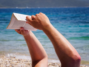 Close-up of woman hand holding sea